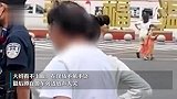 100元嫌少！大妈捡手机索要600元无果，蹲在路上痛哭