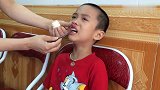 小男孩换门牙，疼的都不让碰，无奈跑去看牙医，拔完瞬间疼的大哭