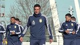 阿根廷训练备战委内瑞拉 众将拉圈玩头球接力梅西状态十足