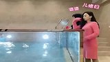 老公真是个大孝子，把奶奶接过来住，还让她在游泳池里养鸭子！