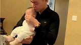 爸爸居然可以单手抱娃,一看就是亲爹,帅呆了！