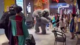 两个猩猩玩偶前后走，后面的工资比较高吧
