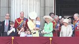 为庆祝女王93岁寿辰伦敦举行阅兵庆典 小王子路易频频“抢镜”