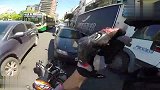 摩托爱好者公路飙车失误大集锦 剪在一起比好莱坞特效还好看