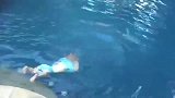 妈妈让小女儿学游泳，直接把娃扔水里，宝宝表示：我真心是拒绝的