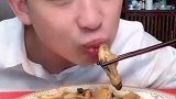 三层吃辣炒蛏王肉，这眼神好怪异哦！