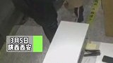 男子进蛋糕店假装询问，趁店员不注意，将柜台上的手机揣兜里
