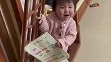 挡板脱落萌娃苦苦支撑，宝妈先掏手机拍视频