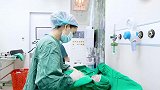 出生不到5分钟的婴儿，看护士给婴儿包襁褓的过程！