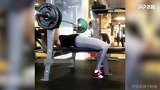看傻了！小姐姐健身房这样做卧推 这架势吓人