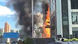 深圳一小区车辆自燃引燃广告牌 致住宅楼起火一侧烧焦