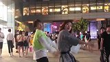 两姐弟夜晚街头尬舞
