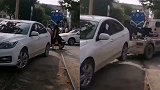女子将车停放铁轨逼停火车 列车司机无奈报警求助