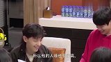 魏大勋突然掀开杨幂的头发，杨幂下意识举动，两人关系一目了然