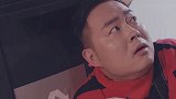 男子躲在更衣间里