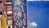 女子带宝宝到商场，宝宝对鱼缸充满了好奇
