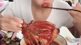 妹子这样吃大肘子，看着就好好吃，味美鲜香勾起了我的食欲
