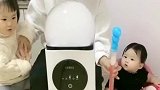 妈妈真是太会玩了，居然运用洗碗机给宝宝吹泡泡，真的很有创意啊