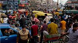 印度 一小镇两天内有20多人服用酒精洗手液中毒，其中9人抢救无效身亡。警方：因为他们找不到酒喝。