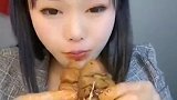 小姐姐直播吃驴板肠，大口吞咽真来劲，我都快忍不住吧唧嘴了！