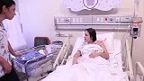 分娩结束后新生儿和妈妈第一次短暂分离后相聚画面，温馨而又感动