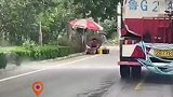 洒水车精准洒水，经过路边的摊位或者骑车人都会及时关闭阀门