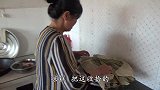 凉糕出锅老妈不忘给邻居送去，大爷露出掩饰不住的喜悦，让人感动