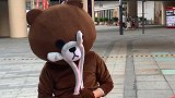 偶遇一只小熊这也太可爱了吧