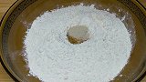 一碗面粉，一个鸡蛋，十分钟解决早餐，比包子油条简单，个个空心