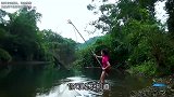 越南美女用搬筝抓鱼，没想到鱼况巨好，半斤一条的大鱼抓到手软