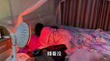 婷婷给小玥玥烤棉裤，老公闻到糊味赶紧跑上楼，还好发现的及时