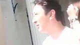 这是王思聪吗怎么骑电动车载美女，这是换风格了吗