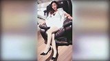 女领导打扮挺时髦，白丝让美腿白皙到反光，很强势