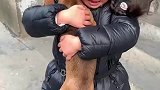 小女孩以为狗狗丢失，久别重逢抱着狗狗痛哭
