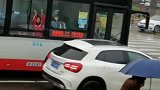 纯真的友谊真好！4月9日四川成都，男孩街头遇到女同学，站在雨中用“比心”的方式打招呼！温暖 暖心
