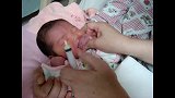 月嫂教宝妈如何喂奶，宝宝一点都不给面子，昏昏入睡