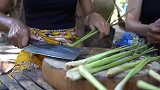 六姐妹户外可乐炖鸡，再蘸上秘制辣酱，吃得满嘴流油
