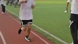 接力赛中男生跑掉一只鞋，坚持穿一只鞋完成比赛