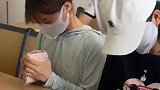 山东烟台：高校学生在教室内练习点钞