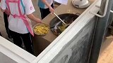 同学们上劳动实践课，老师教他们做饭