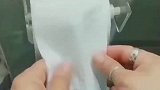 大妈将卷纸，卷成了玫瑰花的形状