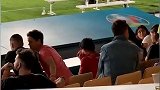 难过！葡萄牙被淘汰无缘8强 迷你罗看台暗自流泪