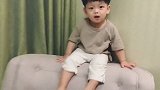 萌娃在沙发上蹦蹦跳跳的，真的好可爱呀