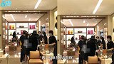 李湘与女儿亲密挽手逛名牌店，王诗龄长高不少，未见王岳伦身影