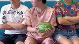 夫妻冷战，婆婆用西瓜一招搞定