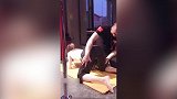健身房教练指导拉伸训练 手乱放姿势乱摆你俩在干啥