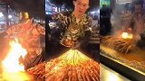 烤鱿鱼这绝招引来了人山人海观众