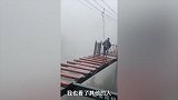 是个狠人！男子高空栈道单脚跳跃+俯卧撑 还高唱“好嗨呦”