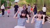 双胞胎萌娃路边跳舞，路人都被甜到了，太可爱了