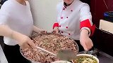 不愧是网红面馆，善良的老板娘和小表妹给环卫工人免单还加肉！
